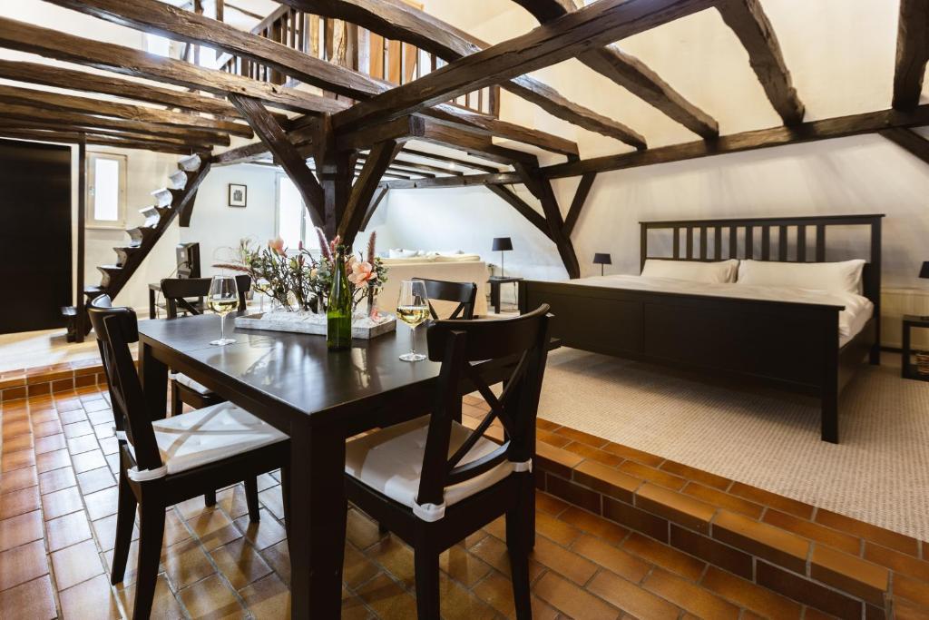 Zur Alten Weinkelter: Historic Timbered House With Bike Storage Apartment