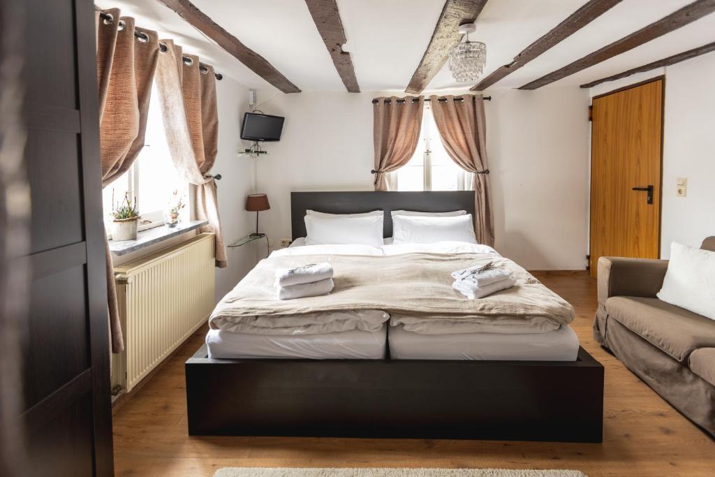 Zur Alten Weinkelter: Historic Timbered House With Bike Storage Apartment *