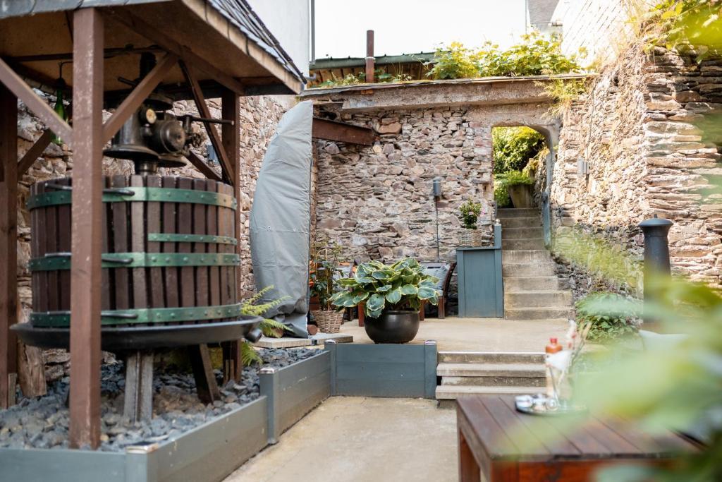 Zur Alten Weinkelter: Historic Timbered House With Bike Storage Apartment